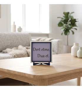 “Dert Etme, Dua Et” Yazılı Dekoratif Obje, İçten Bir Mesajı Estetik Yazı Kompozisyonuyla Buluşturan Masa Süsü 10x10 cm