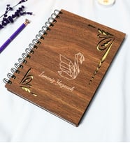 Kişiye Özel Kuğu Desenli Ahşap Kapaklı Defter - Ajanda - İsme Özel - A5 60 Yaprak (120 SAYFA) Hediyelik (Gold)