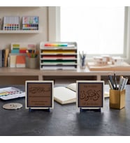 “Kün Fe Yekün” Hat Sanatı ve Özel Deri Meâlli Besmele İkili Masaüstü Objesi 10x10 cm, Açık Kahve - Açık Kahve