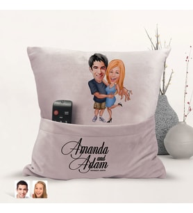 BK Gift Kişiye Özel Sevgililer Karikatür Tasarımlı Organizer Kumanda ve Atıştırmalık Cepli Pembe Kırlent Yastık-14 Arkadaşa Hediye, Cepli Yastık