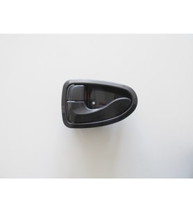 HYUNDAI ACCENT- MILENYUM- 00/02; ÖN KAPI İÇ AÇMA KOLU SOL KOYU GRİ (İÇTEN KİLİTLİ TİP) 82610-25000-Y