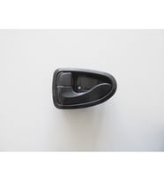 HYUNDAI ACCENT- MILENYUM- 00/02; ÖN KAPI İÇ AÇMA KOLU SOL KOYU GRİ (İÇTEN KİLİTLİ TİP) 82610-25000-Y