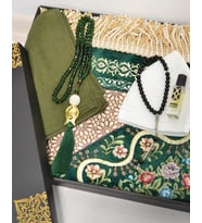 Çeyizlik Seccade Set– Astarlı Seccade, Eşarp, Kristal Tesbih, Erkek Tesbihi, Takke Esans Kutulu (Yeşil)