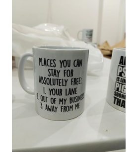 Places You Can Stay Free Kupa - Ücretsiz Kalabileceğin Yerler Komik Seramik Bardak 325ml