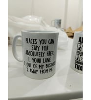 Places You Can Stay Free Kupa - Ücretsiz Kalabileceğin Yerler Komik Seramik Bardak 325ml