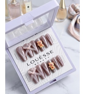 Louésse Teddy Blush Takma Tırnak Seti 12’li Ayıcıklı Fiyonklu Nude Parlak Şık Model