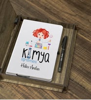 Kişiye Özel Kimya Öğretmeni Tasarımlı Ahşap Kutulu Ajanda Kalem Seti (Beyaz)