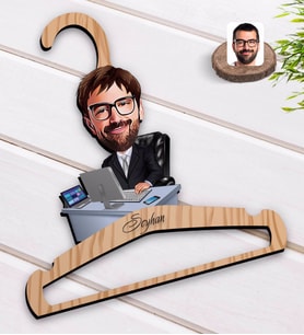 BK Gift Kişiye Özel Erkek Genel Müdür Karikatürlü Standart Boy Ahşap Elbise Askısı-1
