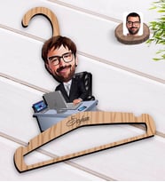 BK Gift Kişiye Özel Erkek Genel Müdür Karikatürlü Standart Boy Ahşap Elbise Askısı-1