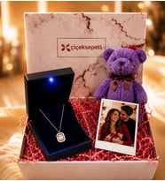 Polaroid Fotoğraf Hediye Işıklı Kutuda 925 Ayar Gümüş Altın Kaplama Baget Zirkon Taşlı Kadın Kolye ve Mor Peluş Ayıcık Anahtarlık