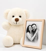 Beyaz Peluş Ayıcık ve Kişiye Özel Karakalem Fotoğraflı Ahşap Çerçeve Hediye Seti