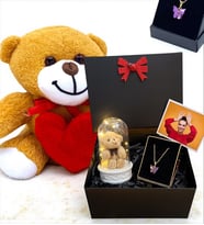 Kırmızı Kalpli Peluş Ayıcık ve Kelebek Kolyeli Fotoğraflı Hediye Kutusu - Premium Set (Model 1)