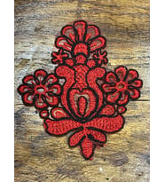 11X10 CM KIRMIZI SİYAH NAKIŞ İŞLEME GÜPÜR APLİKE DİKİŞ AKSESUARI
