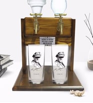 BK Gift Kişiye Özel Renkli Baskılı Atatürk Tasarımlı İkili Rakı Bardağı ve Çift Musluklu Doğal Ahşap Rakı Standı-17 (Model 1)