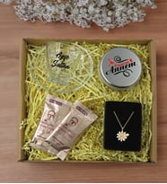 BK Gift Kişiye Özel İsimli Cam Kahve Fincanı & Türk Kahvesi & Papatya Kolye & Gümüş Metal Kutuda Kokulu Mum Hediye Seti-1, Anneye Hediye, Anneler Günü Hediyeleri