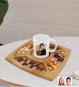 BK Gift Kişiye Özel Sevgililer Karikatürlü Beyaz Kupa ve Doğal Masif Ahşap 4 Bölmeli Sunum Tabağı Çerezlik Hediye Seti-88