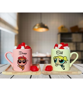 Powerpuff Blossom & Bubbles Arkadaş Çift Tasarımlı Pembe & Sarı Ahşap Tabaklı Kişiye Özel Türk Kahvesi Fincanı Seti