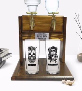 BK Gift Kişiye Özel Renkli Baskılı  Erkek ve Kadın Kurukafa Tasarımlı İkili Rakı Bardağı ve Çift Musluklu Doğal Ahşap Rakı Standı-2 (Model 1)