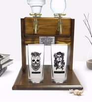 BK Gift Kişiye Özel Renkli Baskılı  Erkek ve Kadın Kurukafa Tasarımlı İkili Rakı Bardağı ve Çift Musluklu Doğal Ahşap Rakı Standı-2 (Model 1)