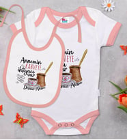 BK Kids Kişiye Özel Annemin Kahveye İhtiyacı Var Tasarımlı Pembe Bebek Body Zıbın ve Mama Önlüğü Hediye Seti
