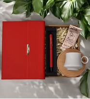 Kişiye Özel Kırmızı Lüks Termo Deri Defter& Kırmızı Roller Kalem& Beyaz Bambu Tabaklı Fincan& Mehmet Efendi Tek İçimlik Türk Kahvesi Hediye Seti
