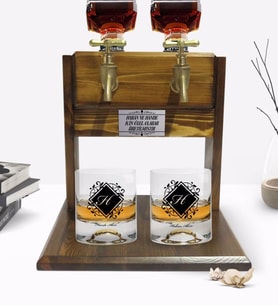 BK Gift Kişiye Özel Renkli Baskılı Baş Harf İsim Tasarımlı İkili Viski Bardağı ve Çift Musluklu Doğal Ahşap Viski Standı-10 (Model 1)