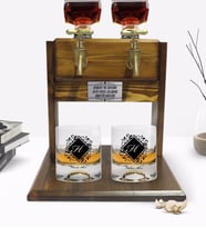 BK Gift Kişiye Özel Renkli Baskılı Baş Harf İsim Tasarımlı İkili Viski Bardağı ve Çift Musluklu Doğal Ahşap Viski Standı-10 (Model 1)