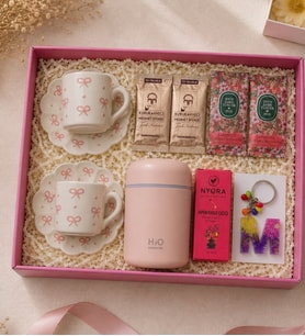 El Yapımı 2 li Pembe Fiyonk Desenli Kahve Fincanı & Aroma Difizör Seti & İsme Özel Epoksi Harf Anahtarlık& Kahve & Kokulu Mendil