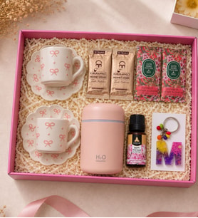 El Yapımı 2 li Pembe Fiyonk Desenli Kahve Fincanı & Aroma Difizör Seti & İsme Özel Epoksi Harf Anahtarlık& Kahve & Kokulu Mendil