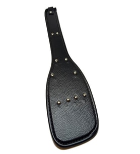 Fantezi Siyah Deri Şaplak + Erotik Masaj Yağı(Fantasy Black Leather Spanking + Erotic Massage Oil)