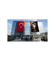 Mustafa Kemal Atatürk Askeri Üniformalı Bayrak ve Türk Bayrağı Premium Raşel Kumaş 2'li Set 10x15 metre ATA41