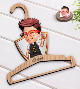 BK Gift Kişiye Özel Erkek Çocuk Karikatürlü Standart Boy Ahşap Elbise Askısı-2