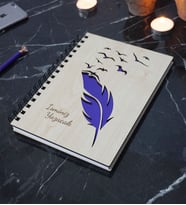 Kişiye Özel Kuş Tüy Desenli Ahşap Kapaklı Defter - Ajanda - İsme Özel - A5 60 Yaprak (120 SAYFA) Hediyelik (Mor)