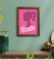 Bk Gift Kişiye Özel Barbie Tasarımlı Portre Doğal Masif Ahşap Çerçeveli Tablo 45x65cm-1, Barbie Filmi, Barbie Hediyelik Eşya, Arkadaşa Hediye