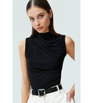 Kolsuz Crop Bluz Dik Yaka Örme Kumaş Vücuda Oturan Seçkin Malzeme Profesyonel Görünüm