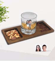 BK Gift Kişiye Özel Sevgililer Karikatürlü Viski Bardağı ve Doğal Masif Ahşap Dikdörtgen Sunum Tabağı Çerezlik Hediye Seti-81