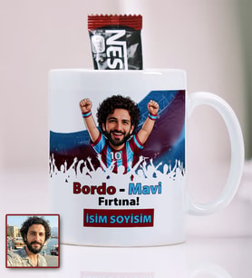 BBaskı TASARLANABİLİR Kişiye Özel Fotoğraflı Karikatür Bordo-Mavi Fırtına Taraftar Kupa Bardak 330 ml İsim Soyisim Forma No A Kalite Premium Porselen (%80/%20) Kalıcı Baskı (Net Detay/Canlı Renkler) Bulaşık Makinesinde Yıkanabilir