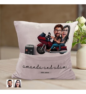 BK Gift Kişiye Özel Sevgililer Karikatür Tasarımlı Organizer Kumanda ve Atıştırmalık Cepli Pembe Kırlent Yastık-103 Arkadaşa Hediye, Cepli Yastık
