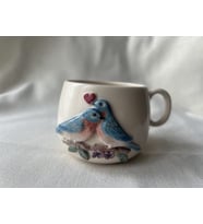 Kabartma Kuş Figürlü 300 ml El Yapımı Seramik Mug (Kalpli Beyaz)