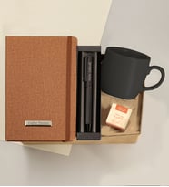 Kişiye Özel Termo Deri Taba Defter & Kişiye Özel Metal Tükenmez Kalem & Kupa Bardak & Teashop Hediye Seti