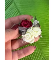 4X4 CM KIRMIZI BEYAZ GÜLLÜ İĞNELİ BROŞ YAKA İĞNESİ TÜRBAN İĞNESİ