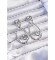 Pirinç Gümüş Renk Kıvrımlı Sallantılı Küpe
