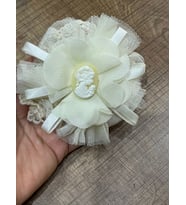 11X11 CM TAŞ KADIN GÖRSELLİ ÇİÇEKLİ TÜLLÜ KADIN BROŞ TÜRBAN İĞNESİ YAKA İĞNESİ (Ekru)
