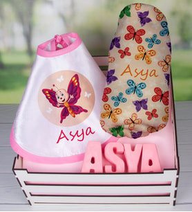 eJOYA Ahşap Sandıkta Kişiye Özel Önlük Battaniye Ve Taş İsimlik Bebek Hediye Seti 109727 (Pembe)