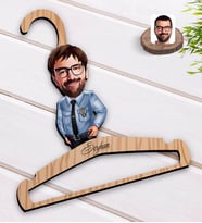 BK Gift Kişiye Özel Erkek Polis Karikatürlü Standart Boy Ahşap Elbise Askısı-1
