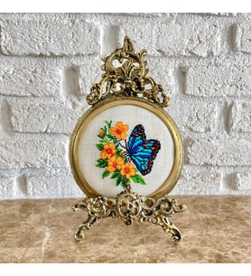 Seretamin Handmade Mavi Kelebekli Kanaviçe Nakışlı Pirinç Çerçeve