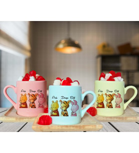Winnie The Pooh Arkadaş Tasarımlı Pembe - Yeşil - Sarı Ahşap Tabaklı Kişiye Özel Türk Kahvesi Fincanı Seti