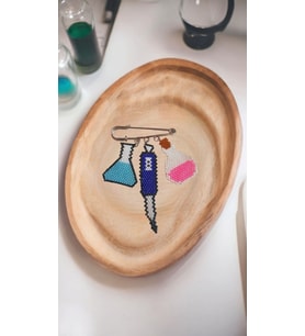 Miyuki Erlenmayer, Otomatik Pipet ve Balon Joje İskoç İğnesi / Yaka İğnesi / Broş