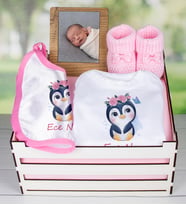 eJOYA Ahşap Sandıkta Kişiye Özel Zıbın Önlük Fotoğraf Çerçevesi Ve Patik Bebek Hediye Seti 109410 (Model 2)