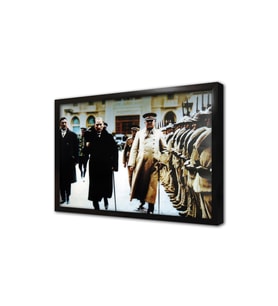 Atatürk Askerleri Selamlarken Çerçeveli Cam Tablo